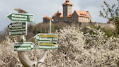 Wegweiser am Lutherweg am Fuß der Wachsenburg. Eine Tour über den knapp 400 Kilometer langen Wanderweg lohnt sich zu jeder Jahreszeit.