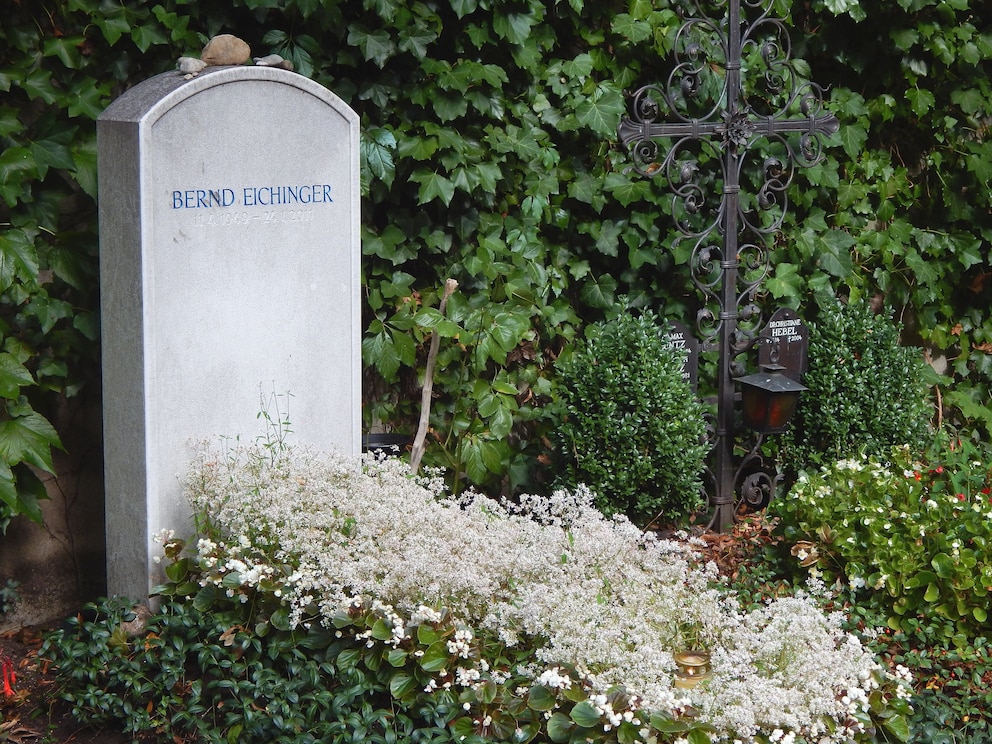  Das Grab von Filmproduzent Bernd Eichinger (1949 - 2011) auf dem Alten Bogenhausener Friedhof in München