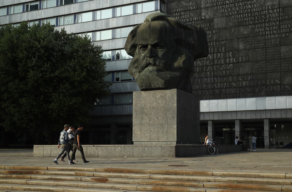  Die riesige Büste von Karl Marx kann man in Chemnitz kaum verfehlen