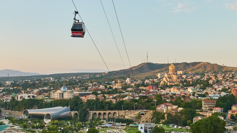 Georgiens Hauptstadt Tiflis begeistert mit einer Seilbahn in der Stadt