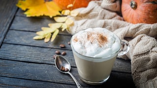 Das leckere Trendgetränk Pumpkin Spice Latte aus den USA wird mit Kürbis, Milch, Kaffee, Ingwer und Gewürzen hergestellt – das Rezept