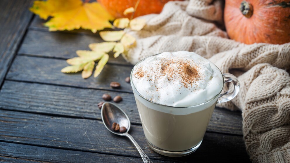 Das leckere Trendgetränk Pumpkin Spice Latte aus den USA wird mit Kürbis, Milch, Kaffee, Ingwer und Gewürzen hergestellt – das Rezept
