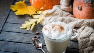 Das leckere Trendgetränk Pumpkin Spice Latte aus den USA wird mit Kürbis, Milch, Kaffee, Ingwer und Gewürzen hergestellt – das Rezept