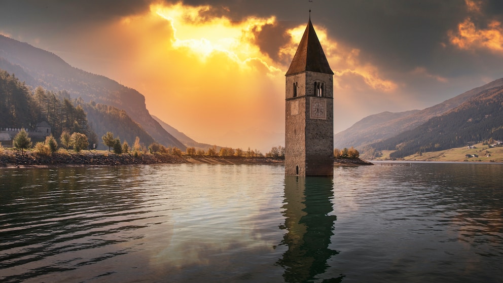 Der Kirchturm im Reschensee ist heute ein beliebtes Foto-Motiv