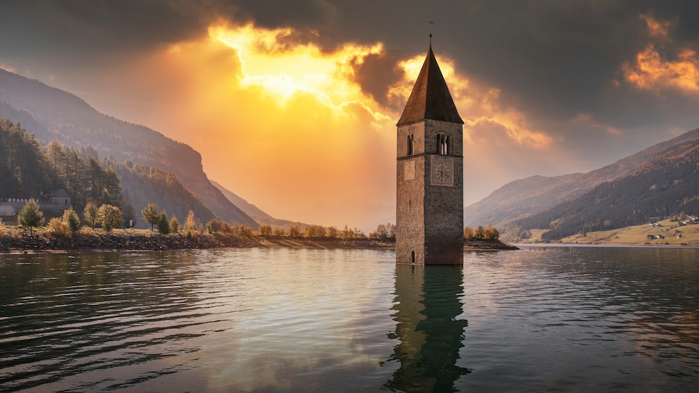 Der Kirchturm im Reschensee ist heute ein beliebtes Foto-Motiv