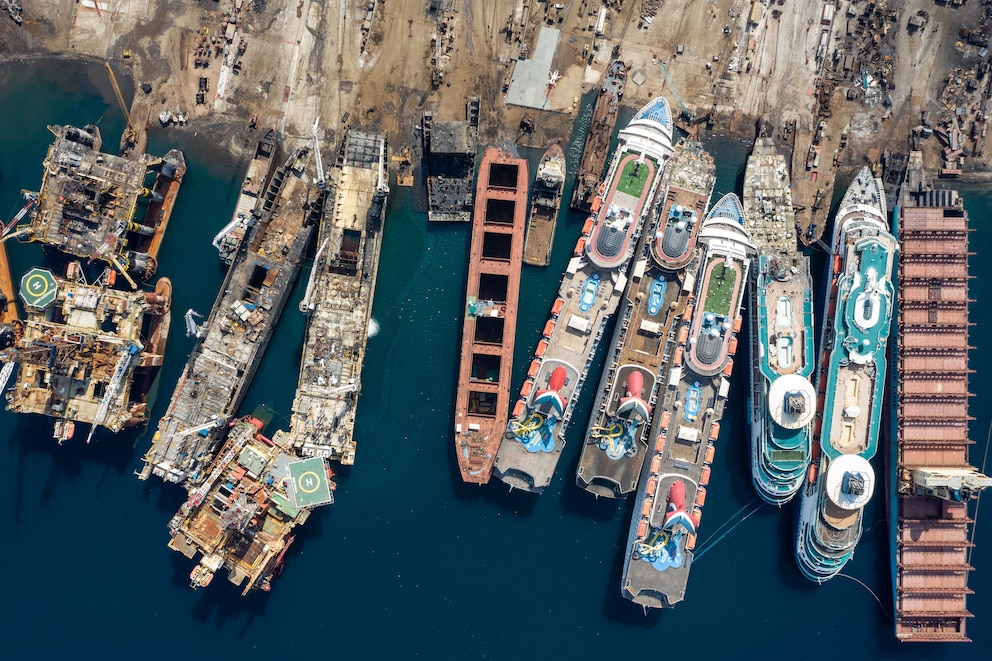  Dicht an dicht stehen die zu verschrottenden Schiffe im Hafen von Aliaga