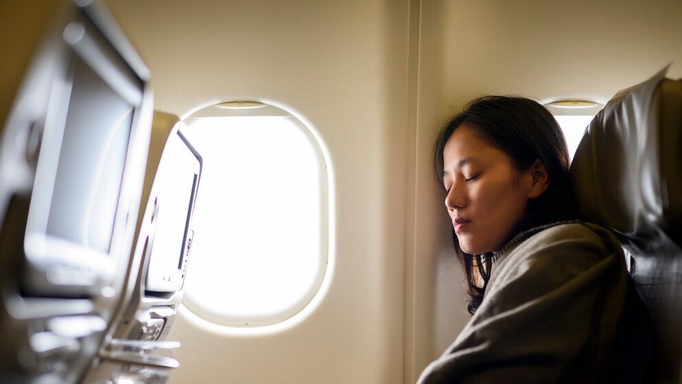Im Flugzeug ist es oft recht kalt und Passagiere frieren schnell – doch die Temperatur ist beabsichtigt