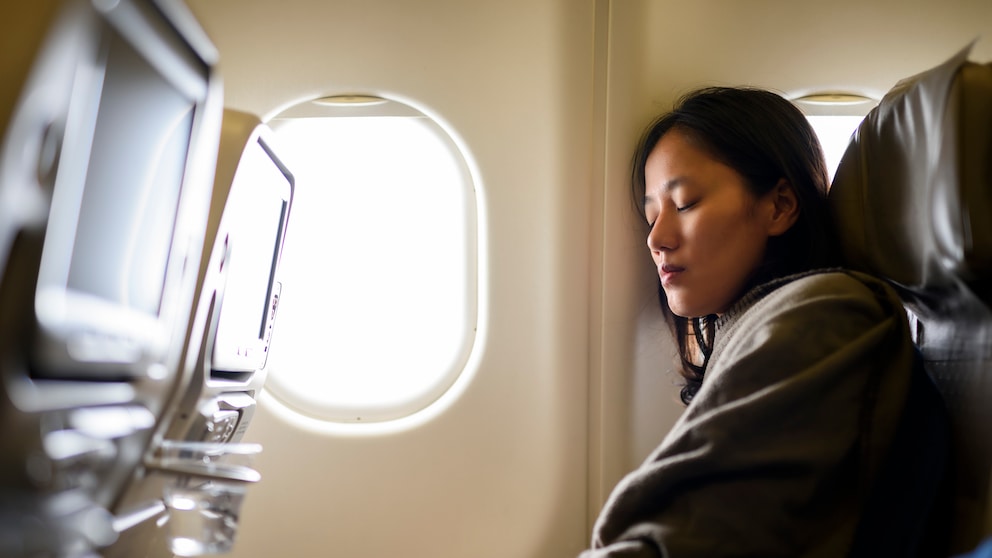 Im Flugzeug ist es oft recht kalt und Passagiere frieren schnell – doch die Temperatur ist beabsichtigt