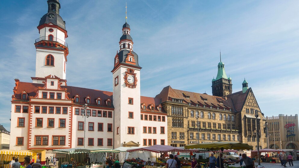 Das alte und neue Rathaus und der Marktplatz von Chemnitz