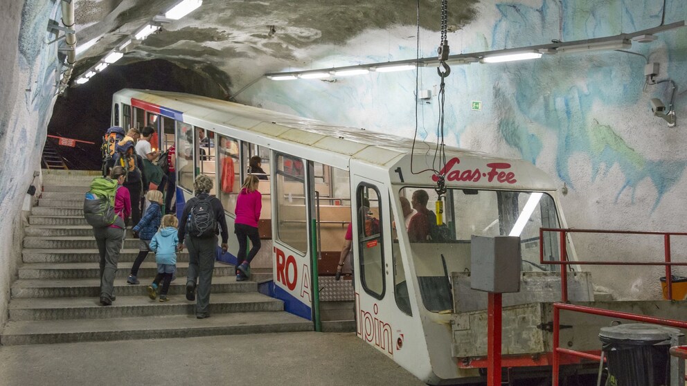 Die steilsten Abschnitte der Metro Alpin im Schweizer Skiort Saa-Fee haben fast 50 Prozent Steigung