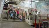 Die steilsten Abschnitte der Metro Alpin im Schweizer Skiort Saa-Fee haben fast 50 Prozent Steigung