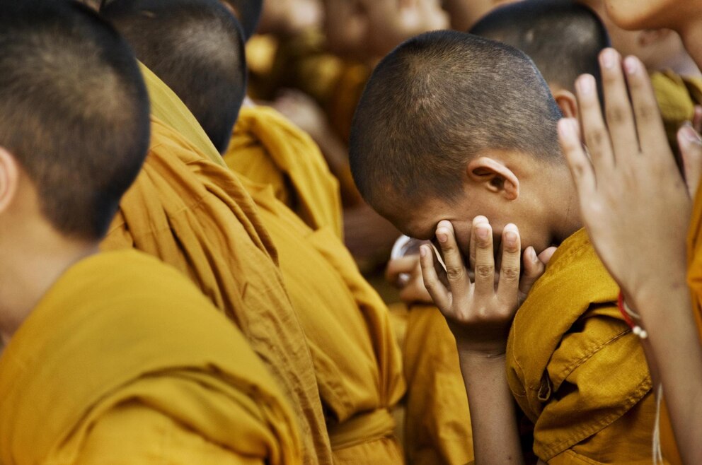 unge buddhistische Novizen ins Gebet vertieft, Chiang Mai, Thailand, Asien