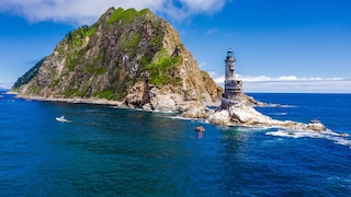 Vor der Küste von Sachalin liegt der Leuchtturm auf dem Kap Aniva