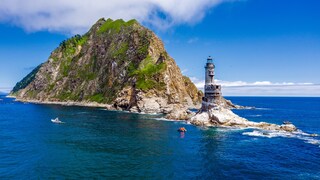 Vor der Küste von Sachalin liegt der Leuchtturm auf dem Kap Aniva