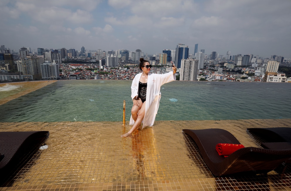 Auf dem Dach des Hotels befindet sich ein goldener Infinity-Pool