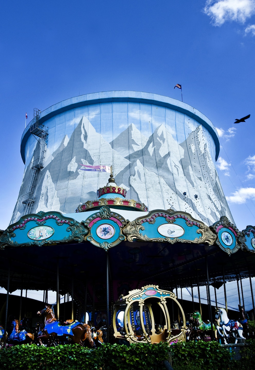  Das Herzst&uuml;ck von &bdquo;Kernie's Familienpark&ldquo; ist der 46 Meter hohe K&uuml;hlturm, der mit einem Alpenpanorama bemalt ist. Im Inneren befindet sich ein Karussell, an der Au&szlig;enwand kann man klettern. 