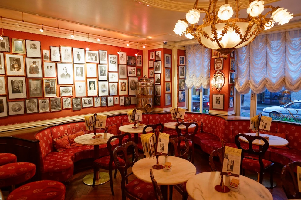 Blick in das traditionsreiche Café Sacher in der Wiener Altstadt