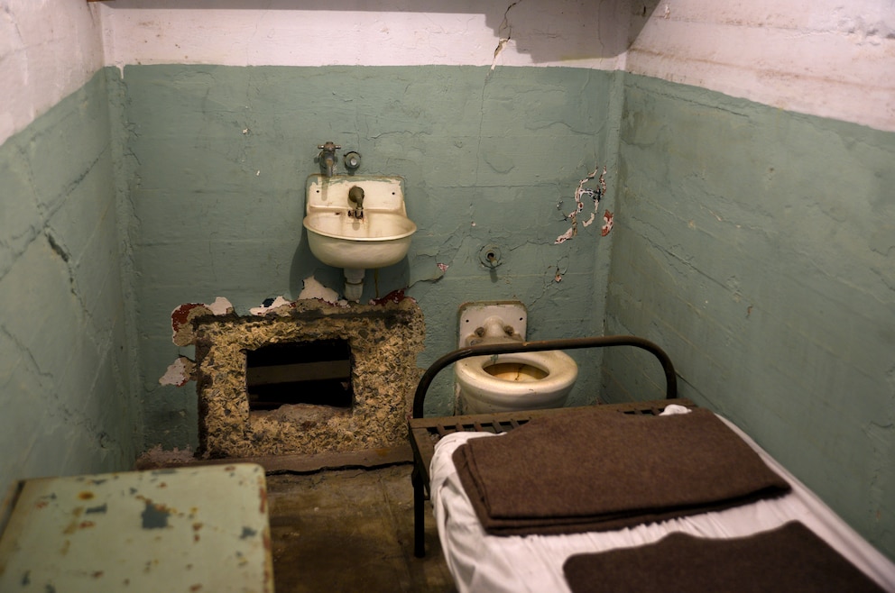  Diese Zelle erinnert an die spektakuläre Flucht dreier Häftlinge im Jahr 1962. Sie hatten die Wände ihrer Zellen aufgemeißelt und entkamen durch den Lüftungsschacht.
