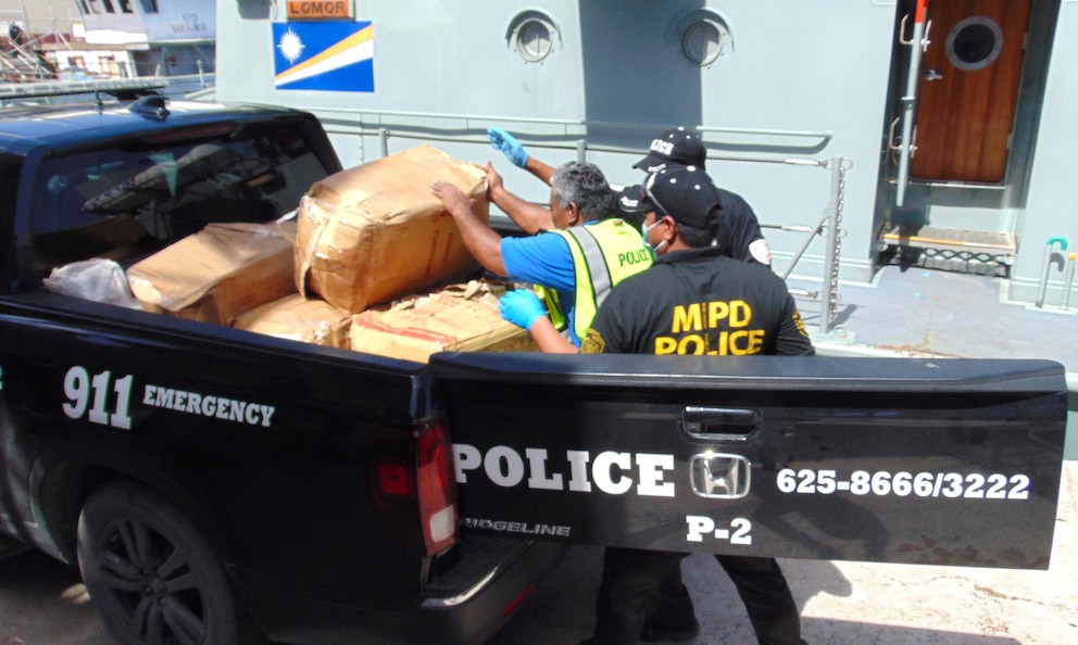 Polizisten der Marshallinseln verladen die sichergestellten Pakete mit dem Kokain