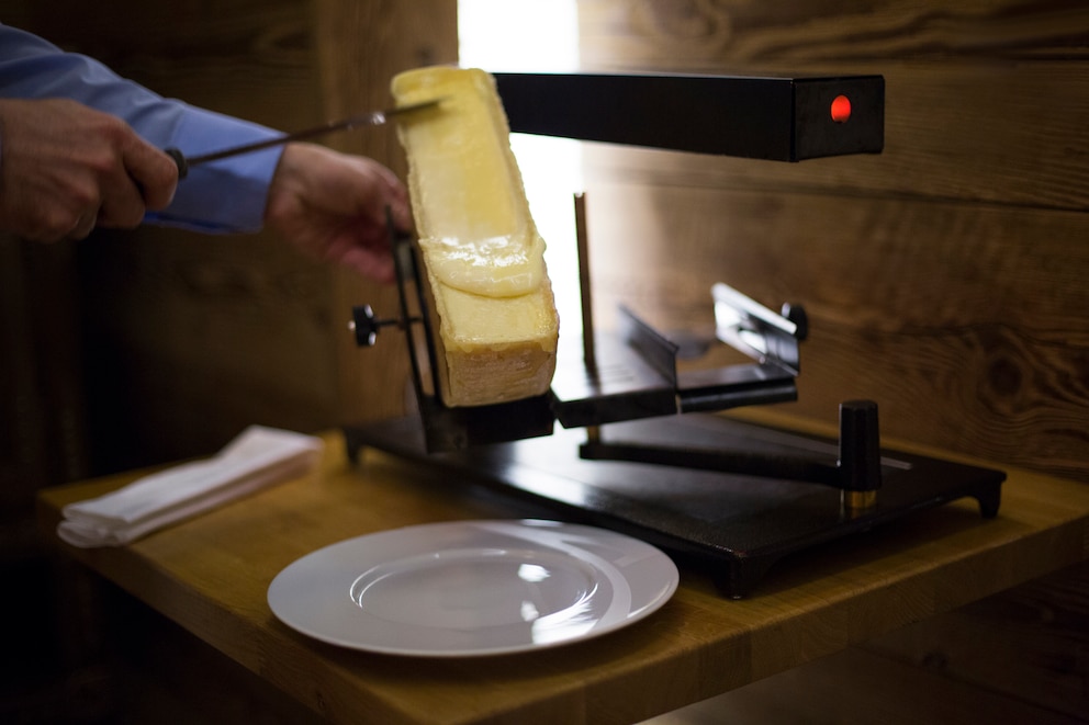 Das Schweizer Raclette in einem Tischofen zubereiten