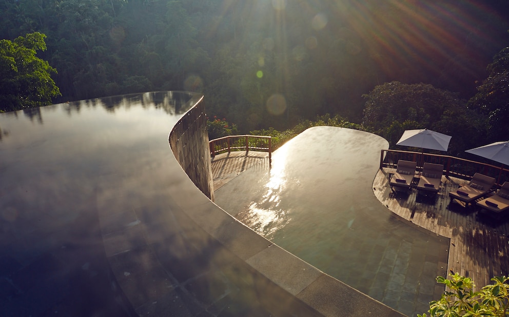  Der Pool des Hotels Hanging Gardens of Bali hat mehrere Ebenen