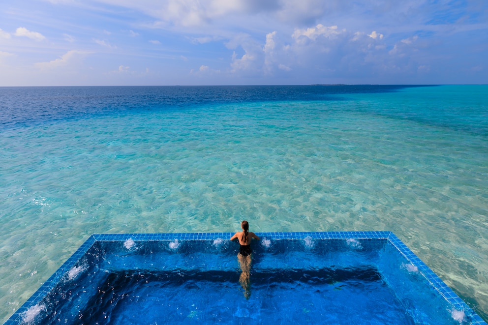  Traumhafter geht es kaum: ein Pool im Velassaru Resort auf den Malediven