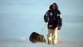 Der Abenteurer Erling Kagge auf Skiern und mit Schlitten auf dem Weg zum Südpol. Aufnahme von 1992.