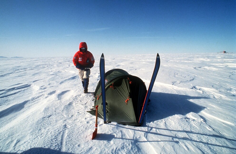 Dieses Foto zeigt Erling 1992 Kagge auf etwa halber Strecke in der Antarktis mit seinem Zelt