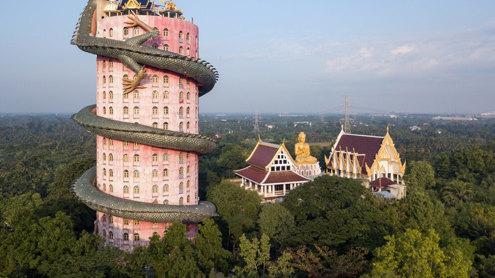 Bis in 80 Meter Höhe windet sich der riesige Drachen um den Tempel Wat Samphran in Thailand