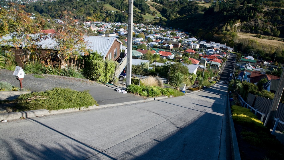 Die Baldwin Street in Neuseeland galt lange Zeit als die steilste Straße der Welt. Heut ist sie das laut Guinness-Buch der Rekorde nicht mehr.