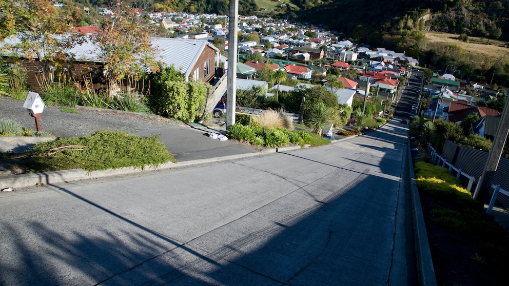 Die Baldwin Street in Neuseeland galt lange Zeit als die steilste Straße der Welt. Heut ist sie das laut Guinness-Buch der Rekorde nicht mehr.