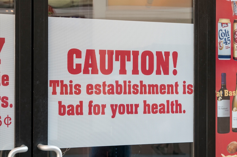 Ein Schild am Eingang des Heart Attack Grill in Las Vegas, Nevada