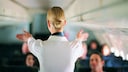 Neben der Größe spielt vor allem ein gepflegtes Äußeres bei Flugbegleiter*innen eine große Rolle
