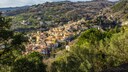 Lamezia Terme liegt malerisch an einem Hang
