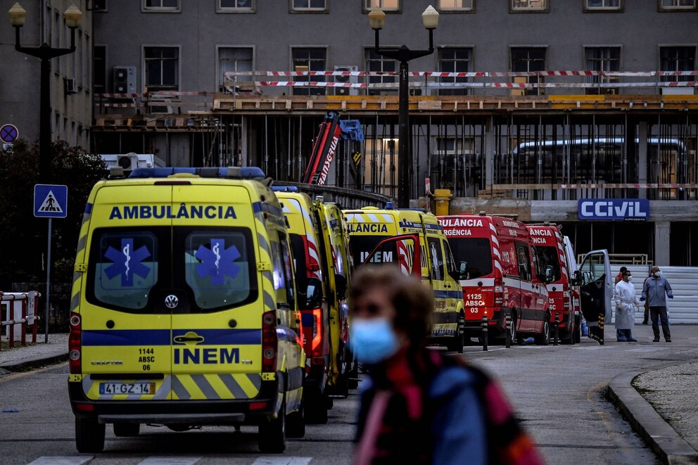 Warten Krankenwagen vor dem Krankenhaus Santa Maria in Lissabon