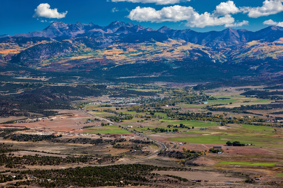 Auf diesem Foto vom Mesa Verde National Park blickt man auf die Kleinstadt Mancos in Colorado