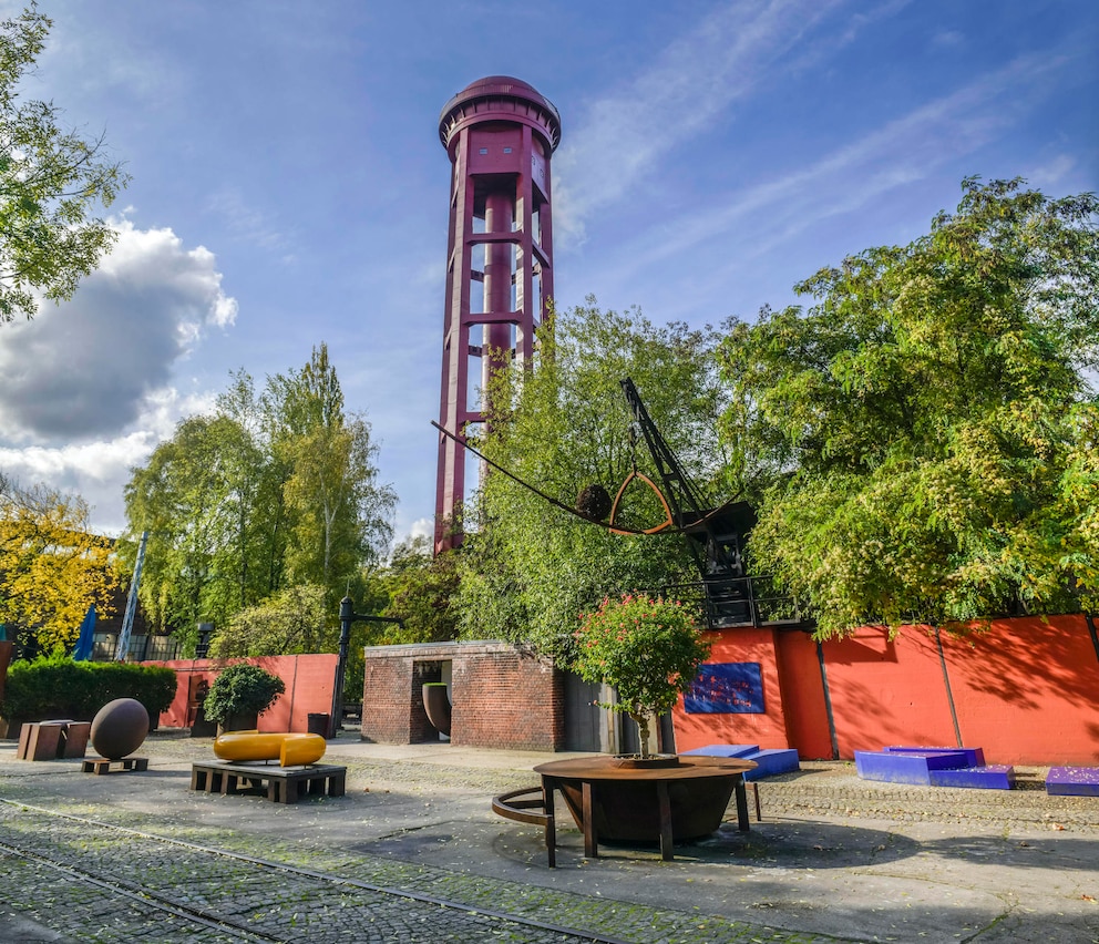 Das Wahrzeichen des Parks sieht man schon von weitem: ein 50 Meter hoher roter Wasserturm Foto: dpa picture alliance