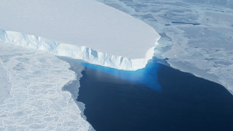 Alleine die Zunge, also das vordere, in die See ragende Stück des Thwaites-Gletschers, ist 30 Kilometer breit und 160 Kilometer lang