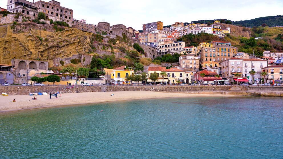 In der Stadt Pizzo Calabro im Süden Italiens verlost ein britisches Ehepaar jetzt ein Haus