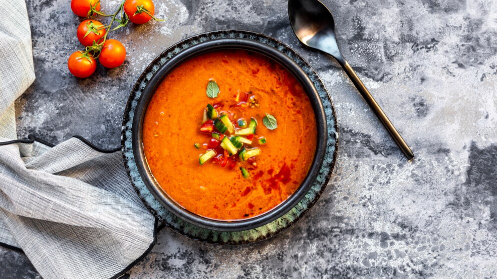 Die kalte Gazpacho aus Spanien ist ideal für heiße Tage