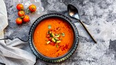 Die kalte Gazpacho aus Spanien ist ideal für heiße Tage