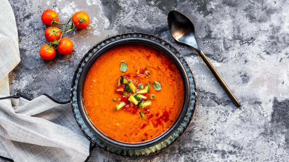 Die kalte Gazpacho aus Spanien ist ideal für heiße Tage 