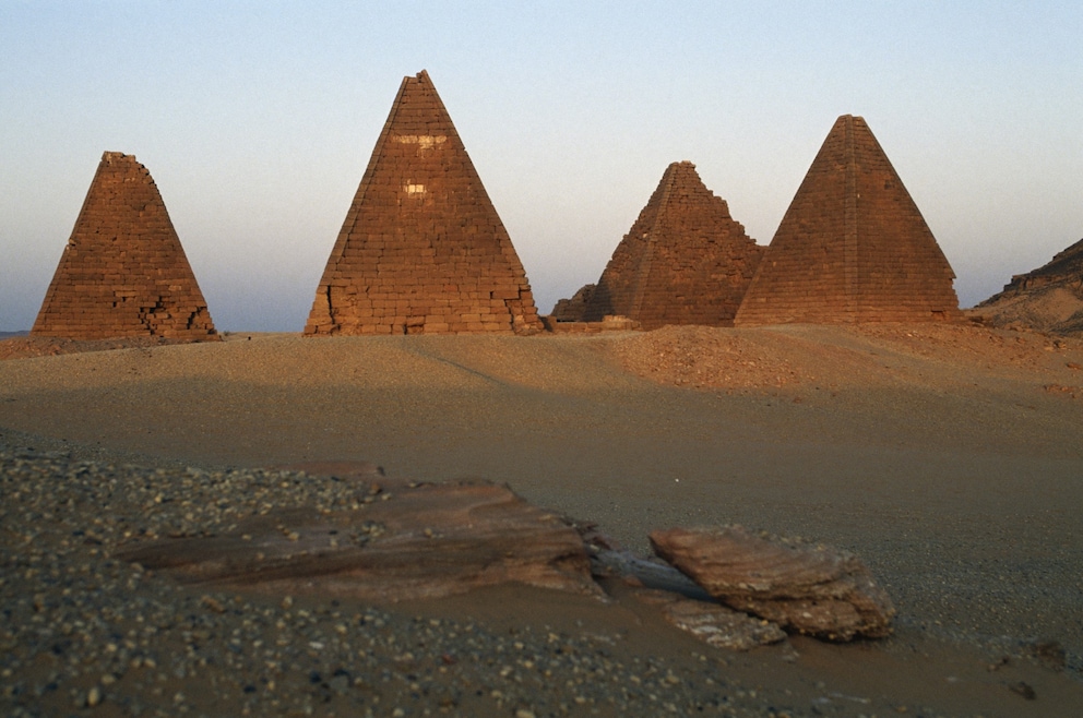 Пирамиды Мероэ Судан. Нубийские пирамиды в Судане. Пирамиды мироя в Судане. Нубия три пирамиды. Географическое положение цивилизации мероэ