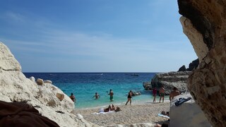Genießen Sie nach Herzenslust einen perfekten Urlaubstag in abgeschiedenen Strandbuchten wie hier auf Sardinien!