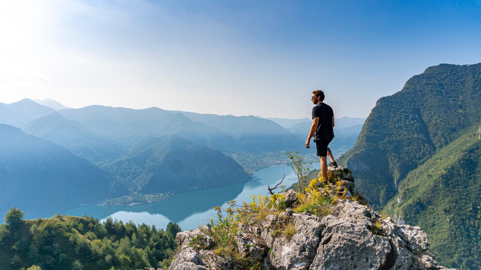 Wandernde werden in Italien mit atemberaubenden Panoramaausblicken belohnt, wie hier am Lago d´Idro in der Provicincia di Brescia.