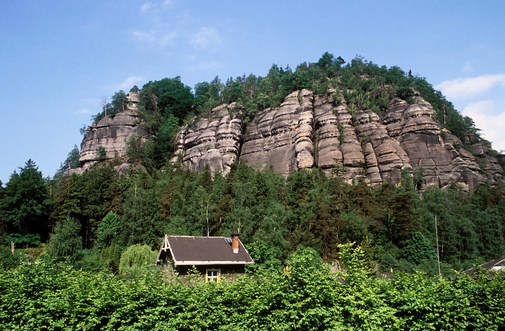 In Oybin endet die Schmalspurbahn. Die Stadt liegt spektakulär am Rande eines Berges.