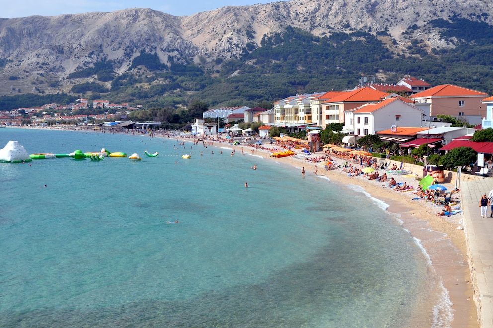 Der fast zwei Kilometer lange Hauptstrand Vela Plaza in Baska an der Südspitze der Insel Krk zählt zu den schönsten Stränden in der Kvarner-Bucht und ist infolgedessen während der Hauptsaison oft gut besucht