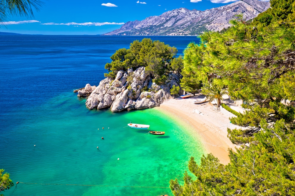 Der idyllische Strand von Punta Rata bezaubert mit Sandstrand und türkisfarbenem Wasser