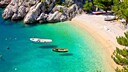 Der Strand von Punta Rata in Brela sieht nicht nur aus, als läge er in der Karibik, sondern gehört auch zu den besten Stränden in Kroatien laut den Einheimischen