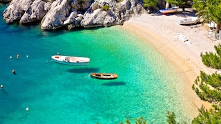 Der Strand von Punta Rata in Brela sieht nicht nur aus, als läge er in der Karibik, sondern gehört auch zu den besten Stränden in Kroatien laut den Einheimischen